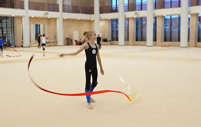 Алина Кабаева учит Елизавету Гераськину из Москвы движениям танца сиртаки