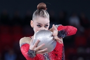 Дарья Грохотова во время упражнения с мячом