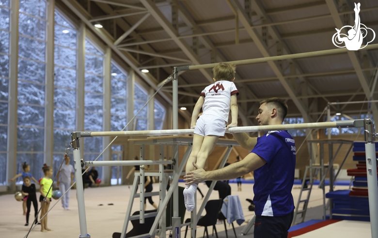 Гимнаст с тренером во время тренировки на Валдае