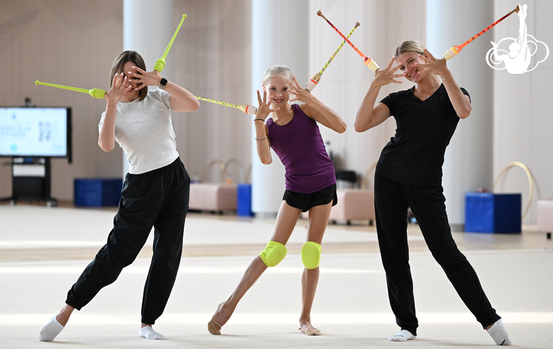 Ева Кононова, тренеры Ольга Минигалина и Елизавета Зорькина во время постановки упражнения в Академии