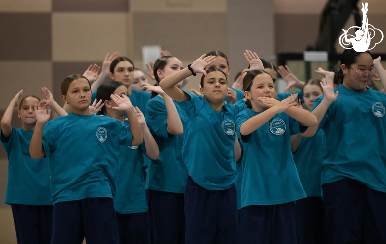 Alla Dukhova's dance studio TODES intensive course participants during a flash mob