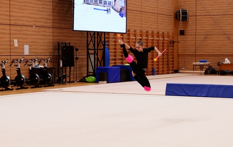 Alina Kabaeva participates in the creative process of staging an exercise with clubs for Ksenia Savinova