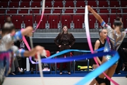 Олимпийская чемпионка Алина Кабаева во время подготовки групповичек к выступлению