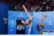Алина Горносько во время упражнения с обручем