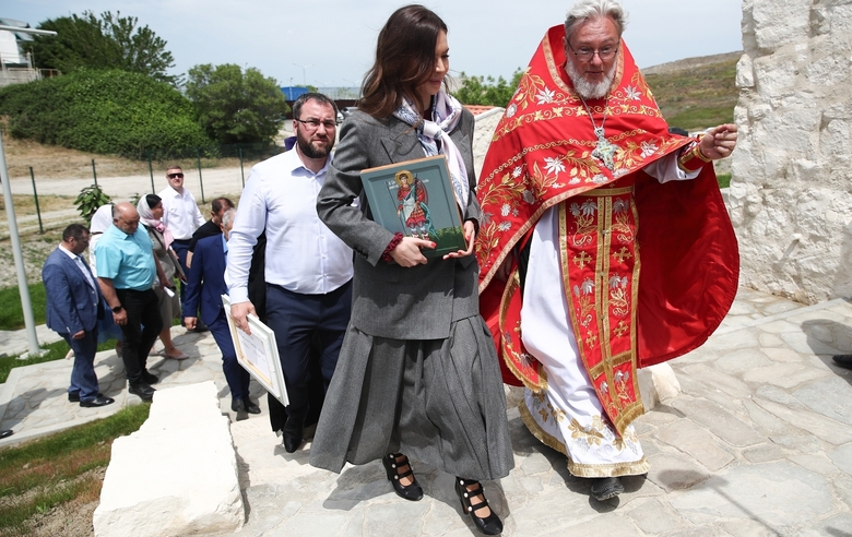 May 21, 2023. Feodosia. Olympic champion Alina Kabaeva and archpriest Vadim, archpriest of the Feodosia diocese.