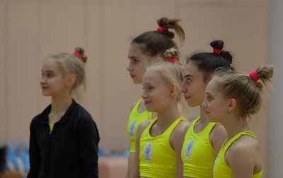 Олимпийская чемпионка Алина Кабаева, специалисты и гимнастки Академии поблагодарили спортивного психолога Евгению Кузьминову