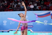 Яна Заикина во время упражнения с лентой