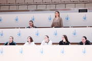 Специалисты Академии и олимпийская чемпионка Алина Кабаева во время контрольной тренировки