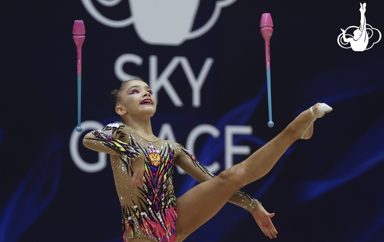 Ksenia Savinova during an exercise with clubs