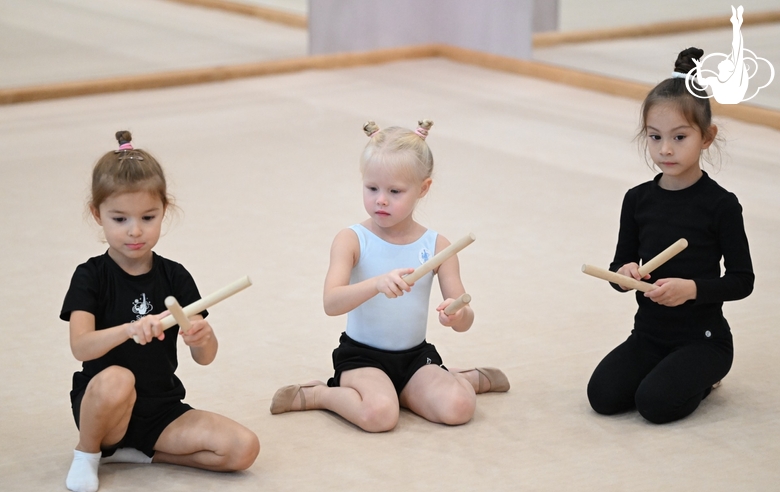 Дошкольницы Академии во время занятия ритмикой