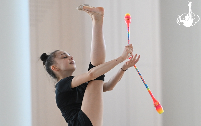 Mariia Borisova during an exercise with clubs