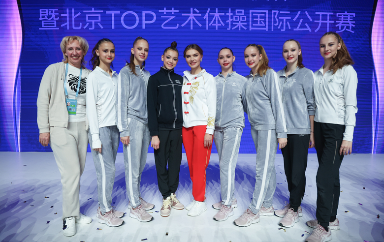 17 ноября 2025 года. Олимпийская чемпионка Алина Кабаева с тренером Оксаной Курганской и омскими гимнастками на международном турнире «Кубок "Небесная грация"» и Beijing Top Open — 2025