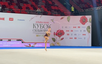 Новое видео со второго этапа «Кубка сильнейших» — о Еве Кононовой и ее выступлении с обручем в многоборье, где она завоевала серебряную медаль