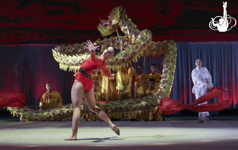 Tournament champion Lala Kramarenko appears on the floor together with Chinese artists and a team from St. Petersburg in the Dragon performance