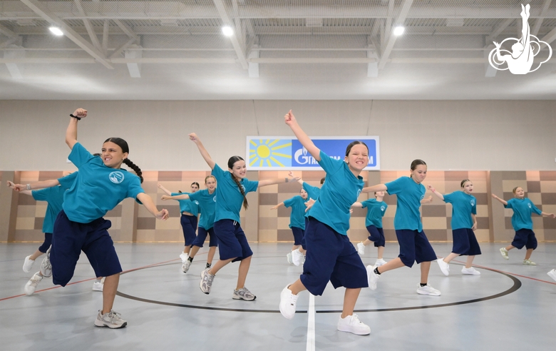 Alla Dukhova's dance studio TODES intensive course participants during a flash mob