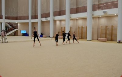 Олимпийская чемпионка помогает групповичкам Академии отработать правильную технику ловли булавы в прыжке