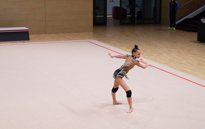 Олимпийская чемпионка Алина Кабаева вместе с тренерами Академии помогают Марии Борисовой поправить технику исполнения