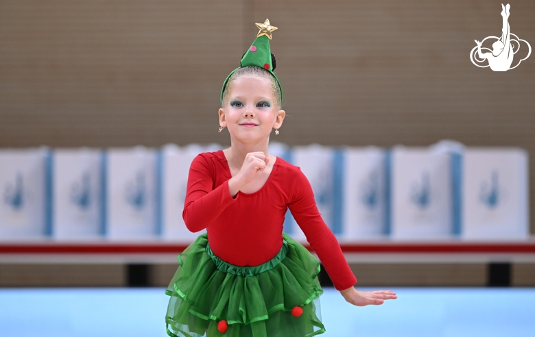 Дошкольница Академии во время новогодней елки