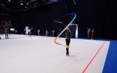 Alina Kabaeva suggests Yana Zaikina adding an artistic movement to the entry into a side pirouette