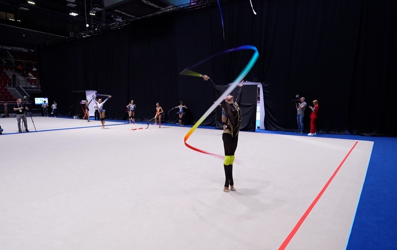 Alina Kabaeva suggests Yana Zaikina adding an artistic movement to the entry into a side pirouette