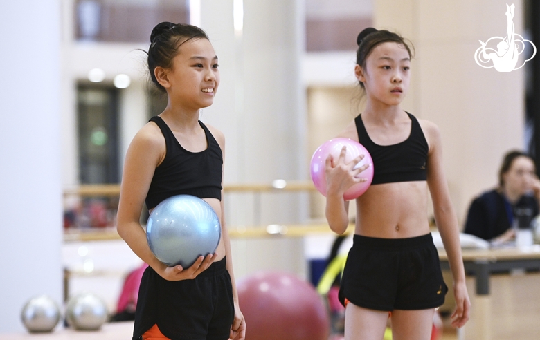 Gymnasts from China during the workout