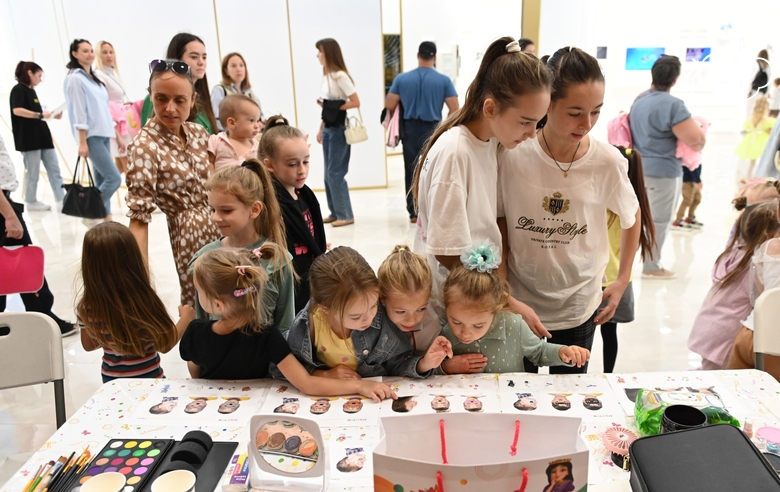 Guests of the Academy in the face painting area