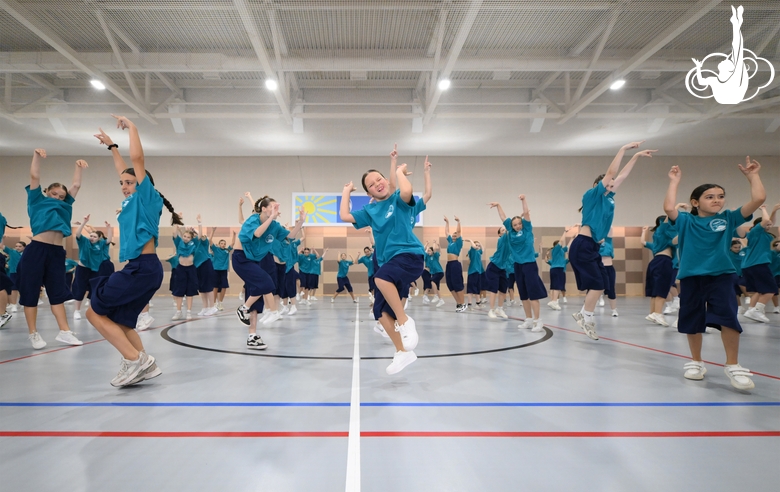 Alla Dukhova's dance studio TODES intensive course participants during a flash mob