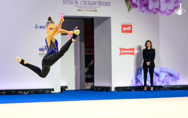 Ксения Савинова во время упражнения с булавами