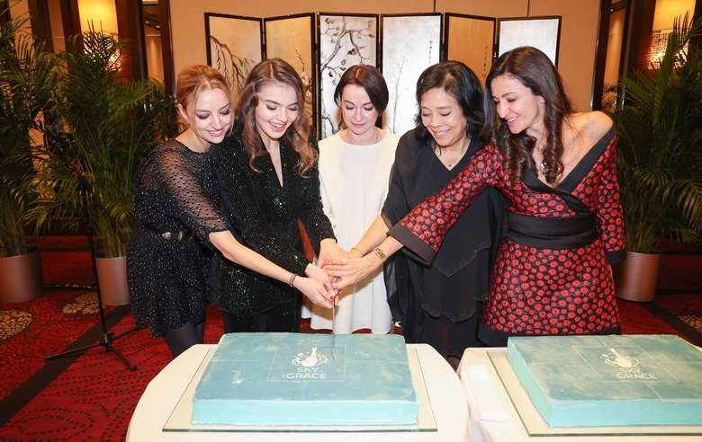 December 17, 2023 Olympic champion Alina Kabaeva and  guests of honor of the Sky Grace-2023 tournament cut the cake