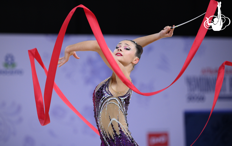 Виктория Шашкова во время упражнения с лентой