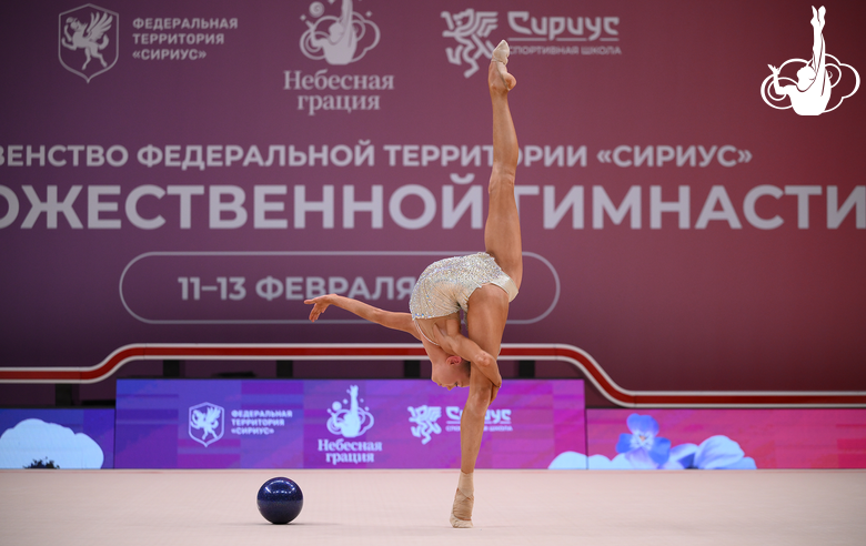 Ева Кононова во время упражнения с мячом