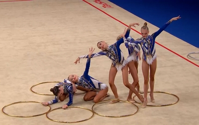 Выступление групповичек Академии с пятью обручами