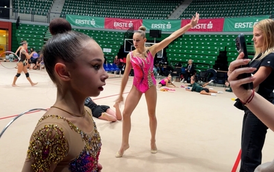 Олимпийская чемпионка Алина Кабаева поддерживает Алесю Найфонову перед выступлением на Aura Cup в Загребе