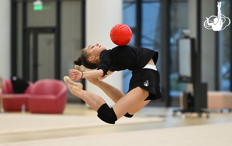 Мария Борисова во время тренировки с участием олимпийской чемпионки Алины Кабаевой