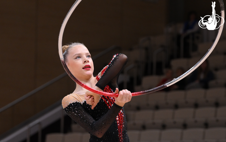 Варвара Сакевич во время упражнения с обручем
