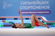 Таисия Сердюкова во время упражнения с мячом