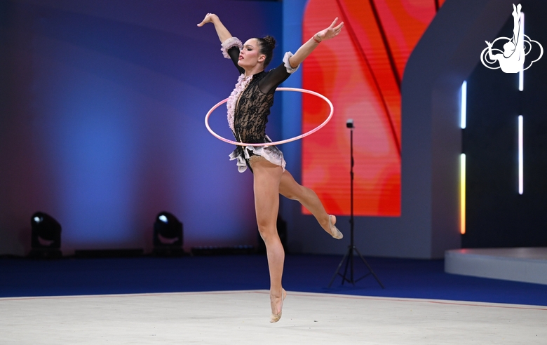 Hanna Panna Wisner during the hoop exercise