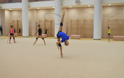 Natalya Tishina helps Anna Vakulenko to work out a pirouette