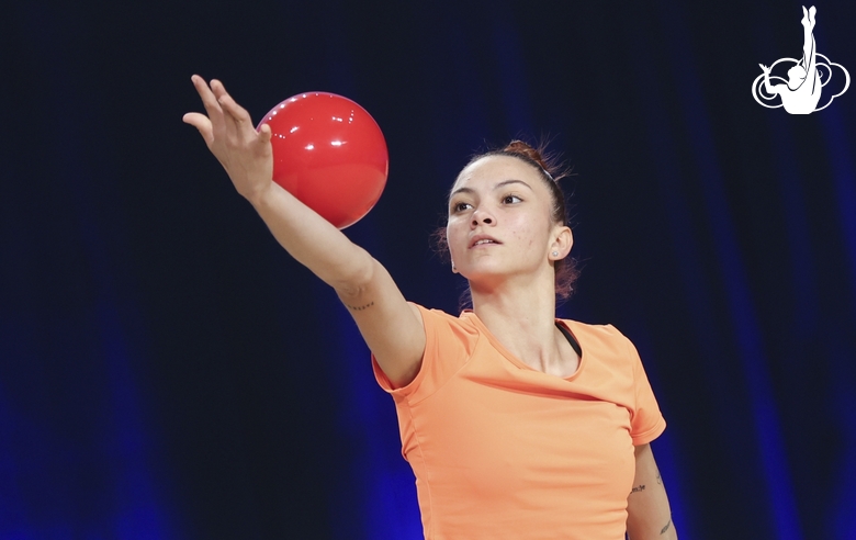 Gretel Mendoza during an exercise with a ball at floor testing