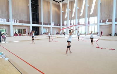 How does Alina Kabaeva help junior group gymnasts work on their mistakes?