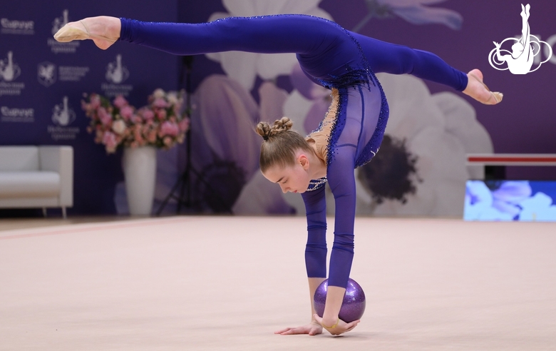 Александра Борисова во время упражнения с мячом