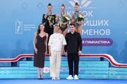 Пьедестал финала в упражнении с обручем среди сениорок