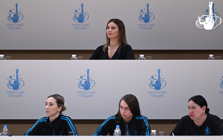 Олимпийская чемпионка Алина Кабаева и специалисты Академии во время контрольной тренировки