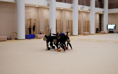 Образ в упражнении раскрывается в деталях — движениях рук, дополнительных акцентах, переходах