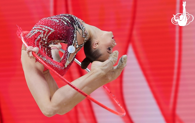 Yana Zaikina during the hoop exercise