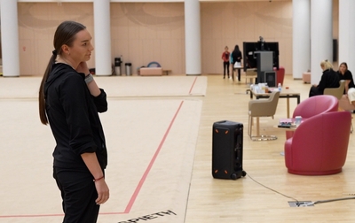 Alina Kabaeva discusses the performances of Alesya Naifonova from Vladikavkaz with Academy coach Alina Gusarova