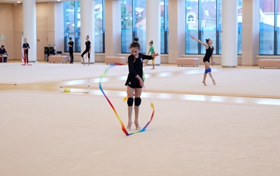 Alina Kabaeva helps Alesya Naifonova refine the performance of the boomerang with a ribbon