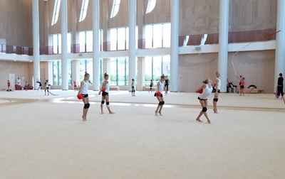 Olympic champion Alina Kabaeva and Russia’s Honored Coach Veronika Shatkova taught the junior group gymnasts how to properly perform the catch in the five-ball exercise