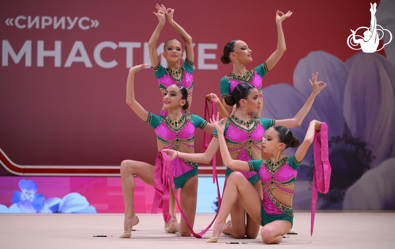 Групповички гимназии ФТ «Сириус» во время упражнения с лентами