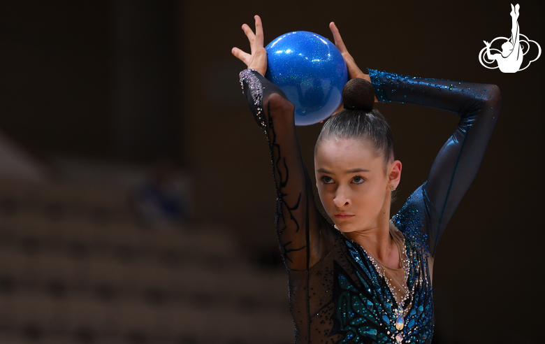 Яна Сакович во время упражнения с мячом